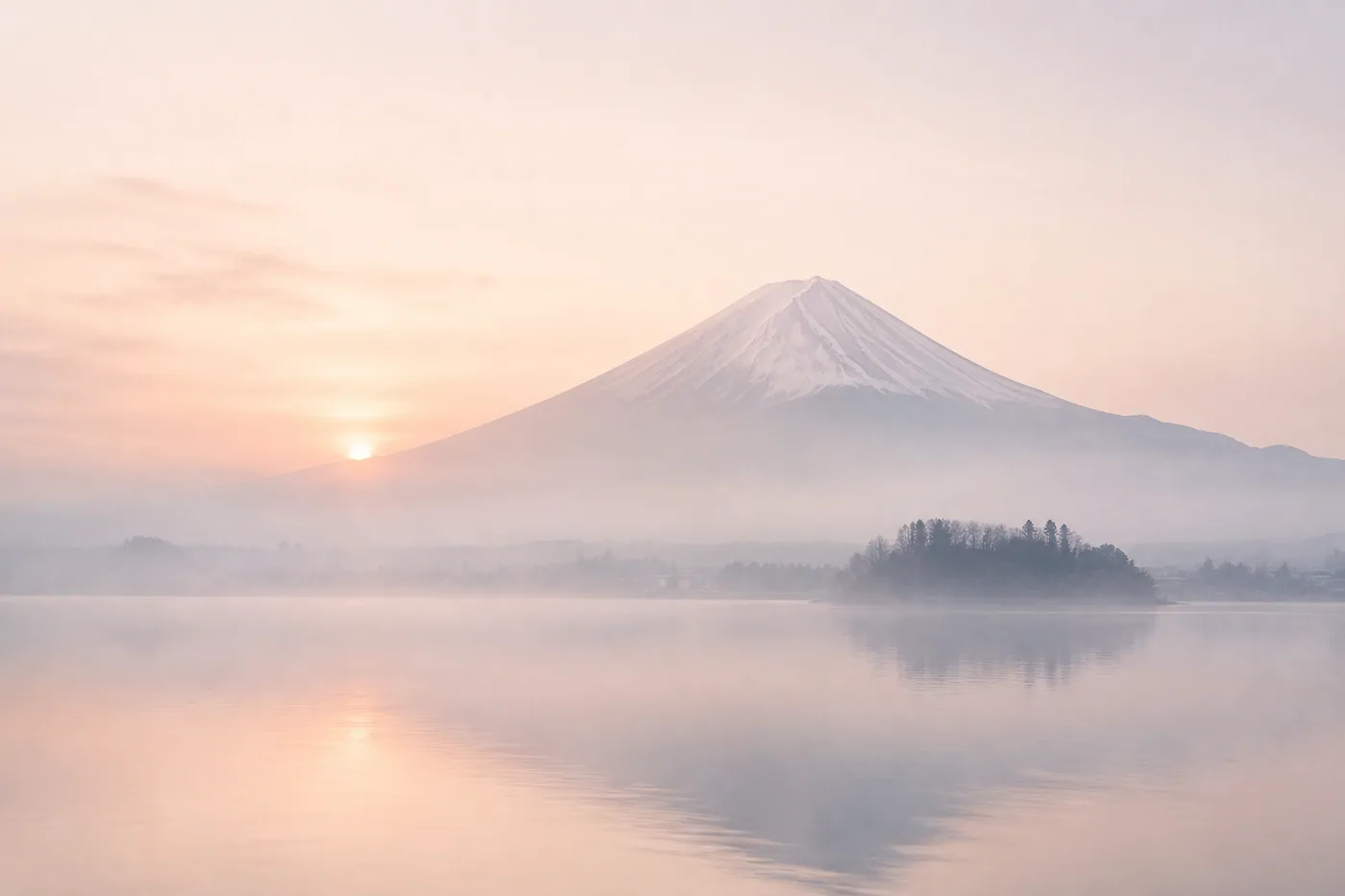 Fototapete mit einem majestätischen Berg im Morgenlicht – Motiv für Asien & Zen als Fototapete