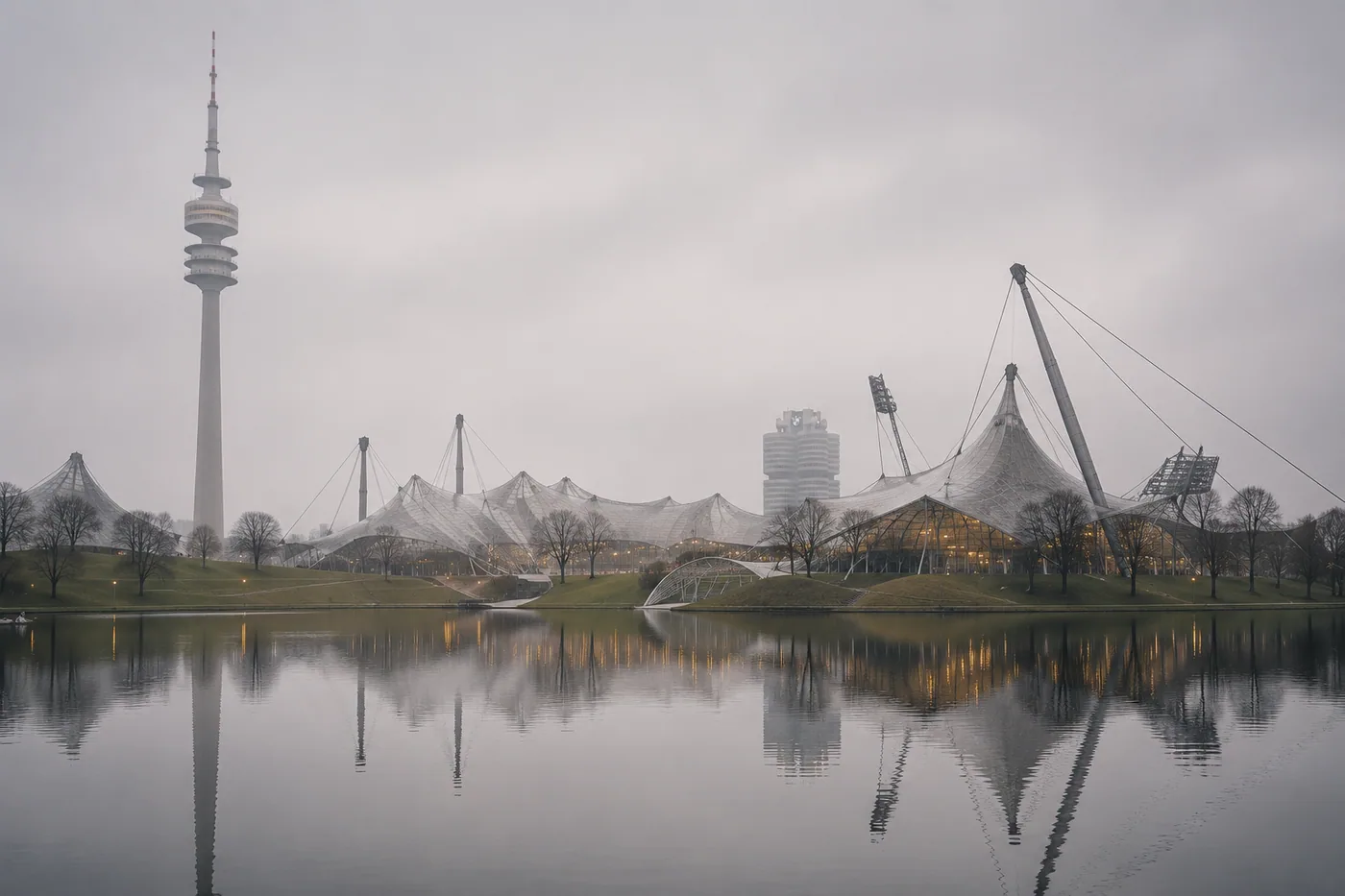 Der Olympiapark in München mit dem Olympiaturm und dem Olympiastadion am frühen Morgen – Motiv für Natur & Botanik als Fototapete